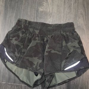 LULULEMON camo hotty hot shorts size 2 2.5 inch